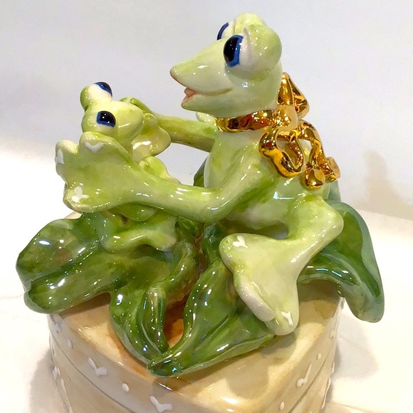 Heart shaped trinket dish with Mama & baby frog statuettes on top. - Picture 2 of 10